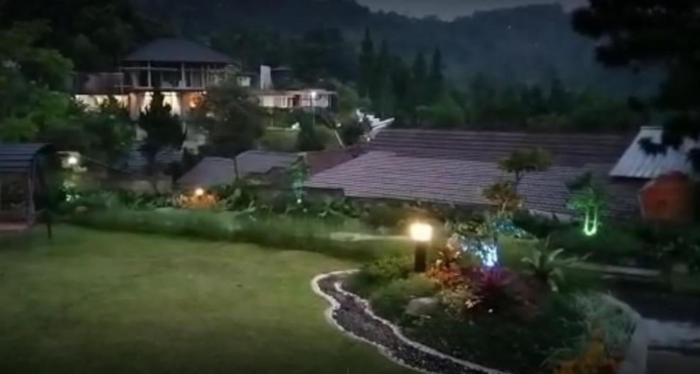 Villa Chacha At Macarena, Megamendung エクステリア 写真